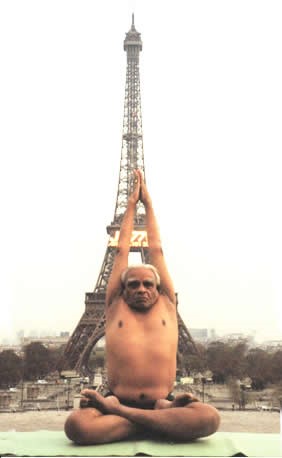 Iyengar devant la tour Eiffel à Paris